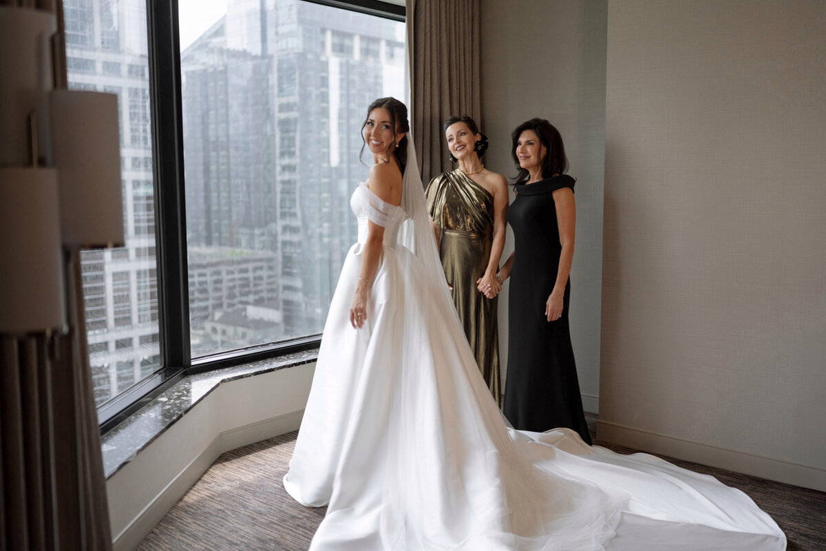 Aspen-Avenue-Berlez-Chicago-Wedding-Photographer-Great-Events-Epic-Events-Rockwell-on-the-River-Entertaining-Company-Jewish-Wedding-Editorial-39