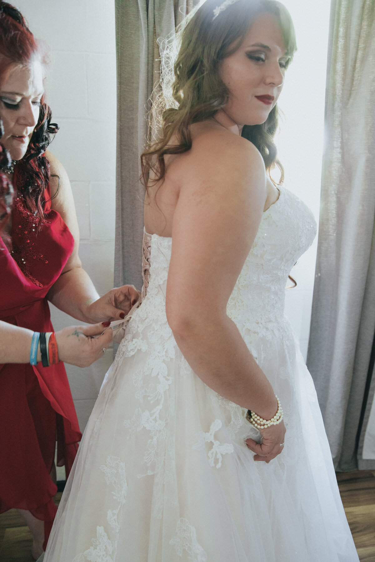 wedding | harpor's vinyard | Iowa Wedding Photographer | Playlife | Getting Ready | Bride_0100