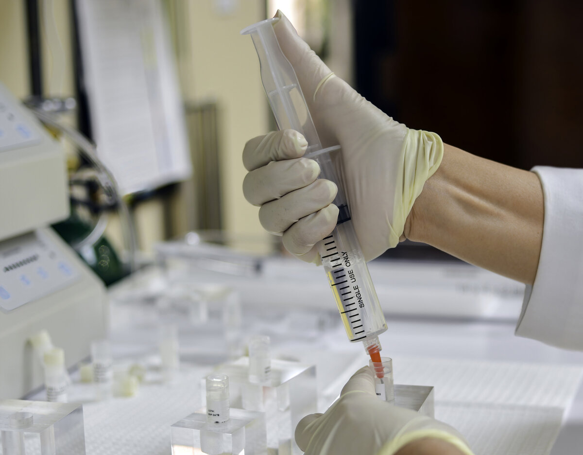 Doctor-Drawing-Up-Stem-Cells-Into-Syringe-for-Intravenous-Infusion-1412072163_4360x3401