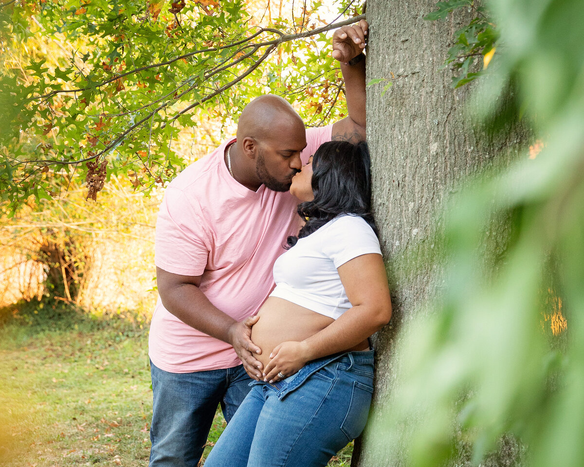 outdoor-couple-maternity