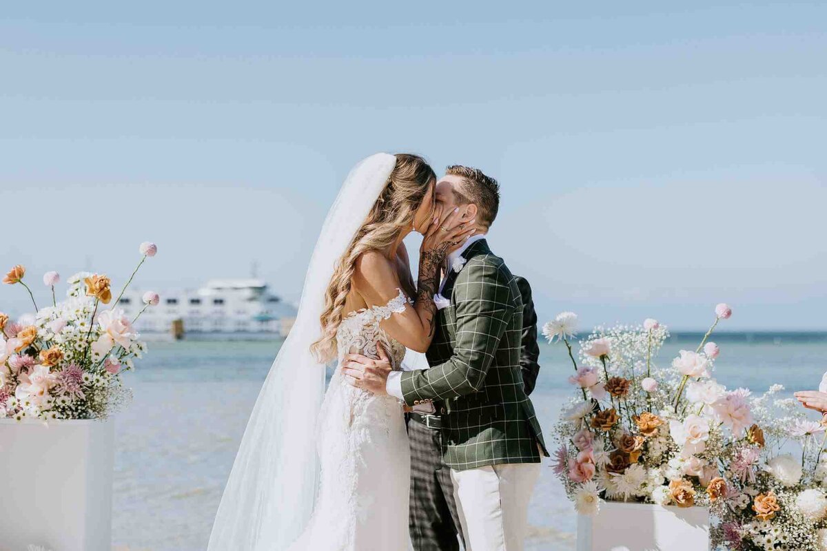 happy_couple_first_kiss