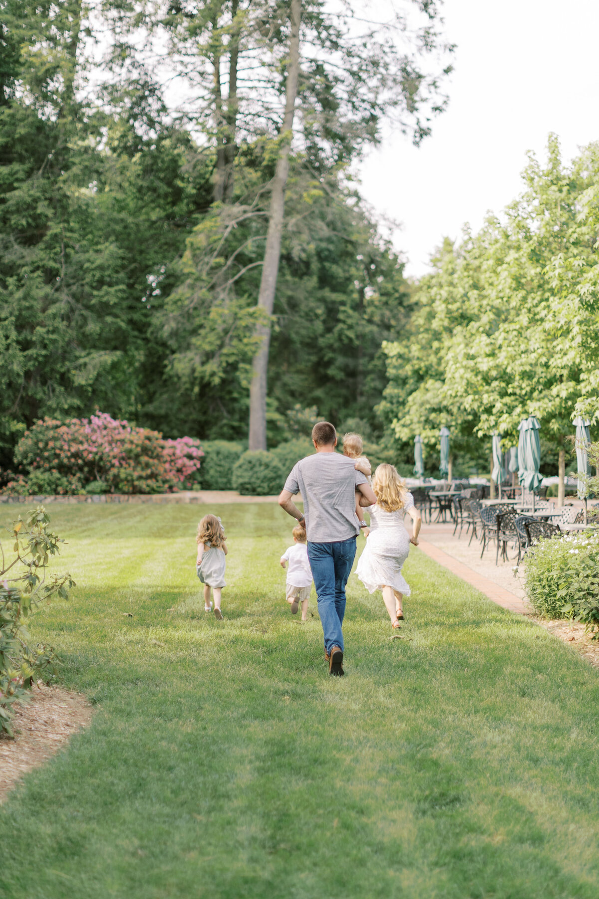 Family portrait session in a Philadelphia park - 19