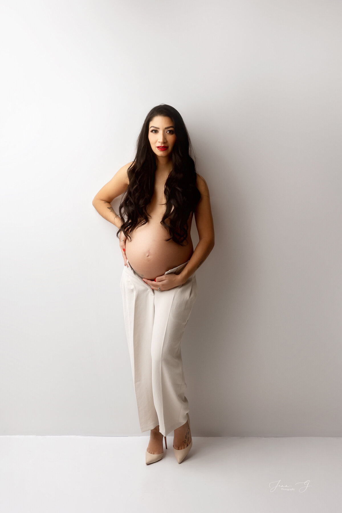 simplistic maternity photography