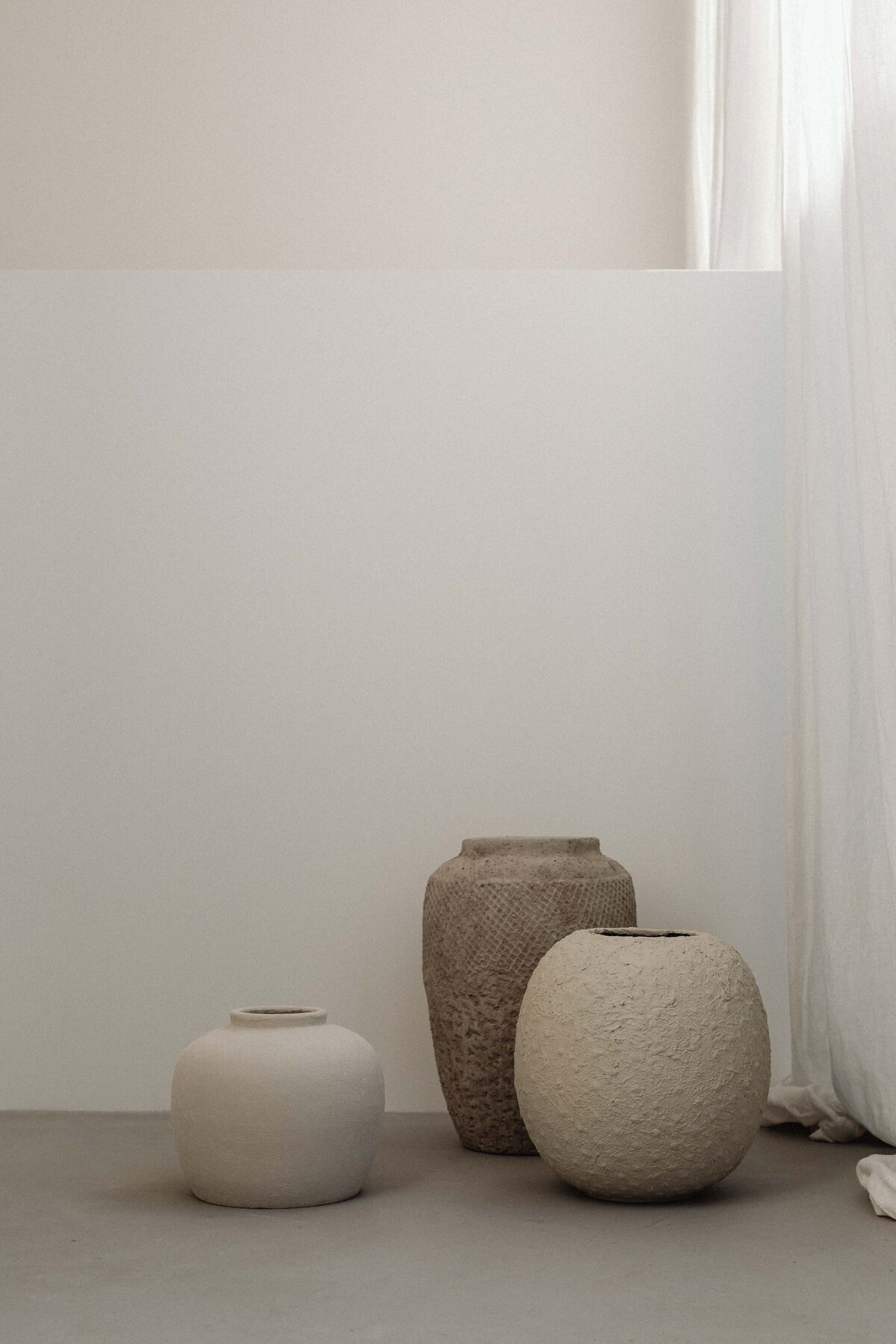 kaboompics_nature-and-craftsmanship-delicate-flowers-in-handmade-ceramic-vessels-home-accessories-33623