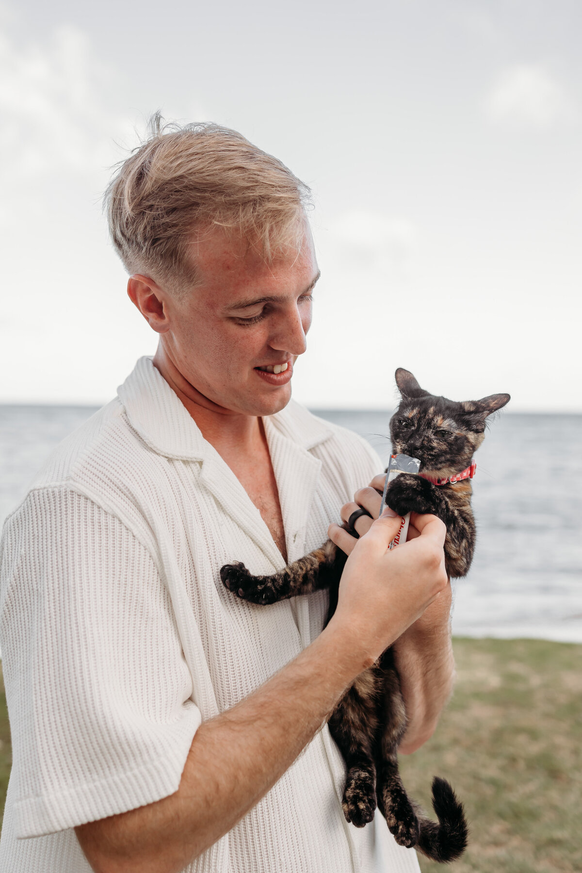 kualoa-beach-park-couples-photoshoot-with-cats-57