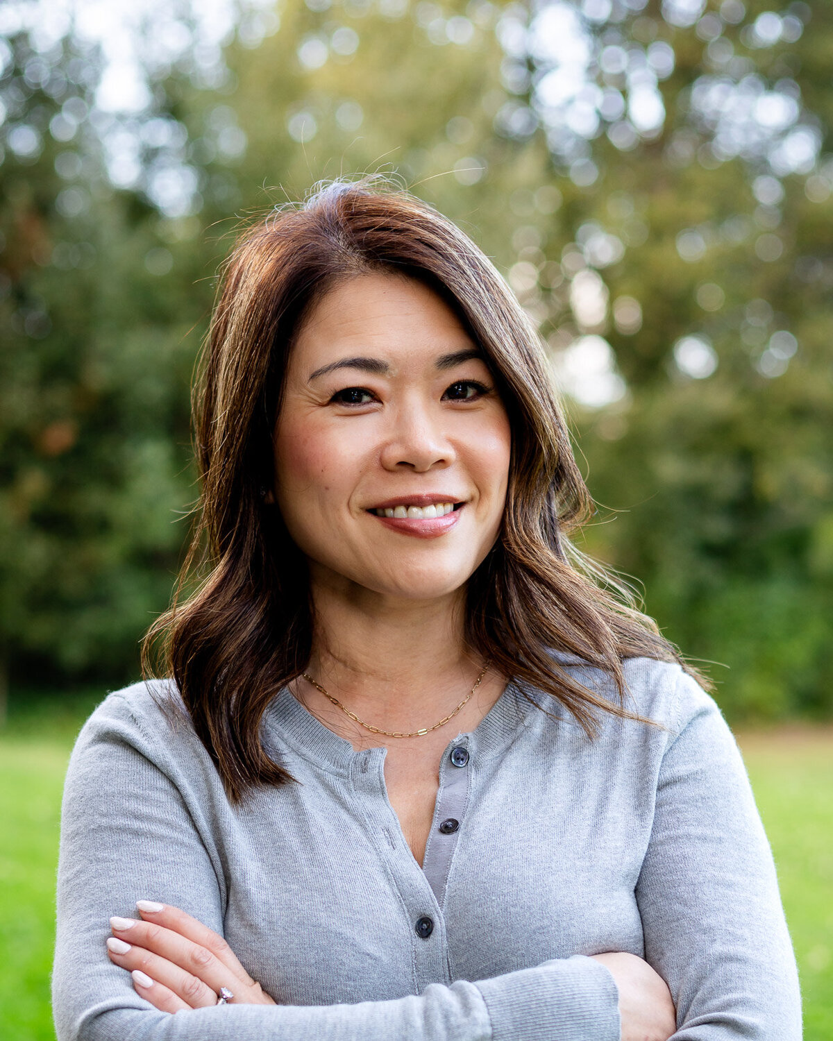 Friendly outdoor headshot of woman in gray sweater – Bay Area Headshot Portfolio | Ellobelle Photography