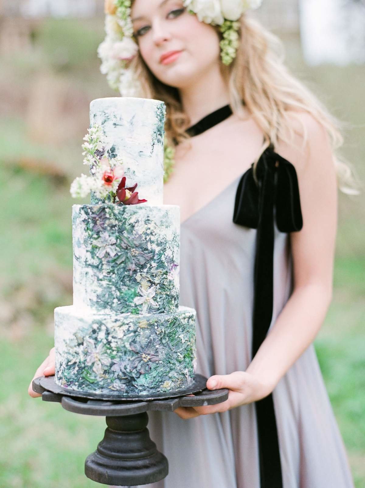 moody-lavender-and-black-wedding-cake