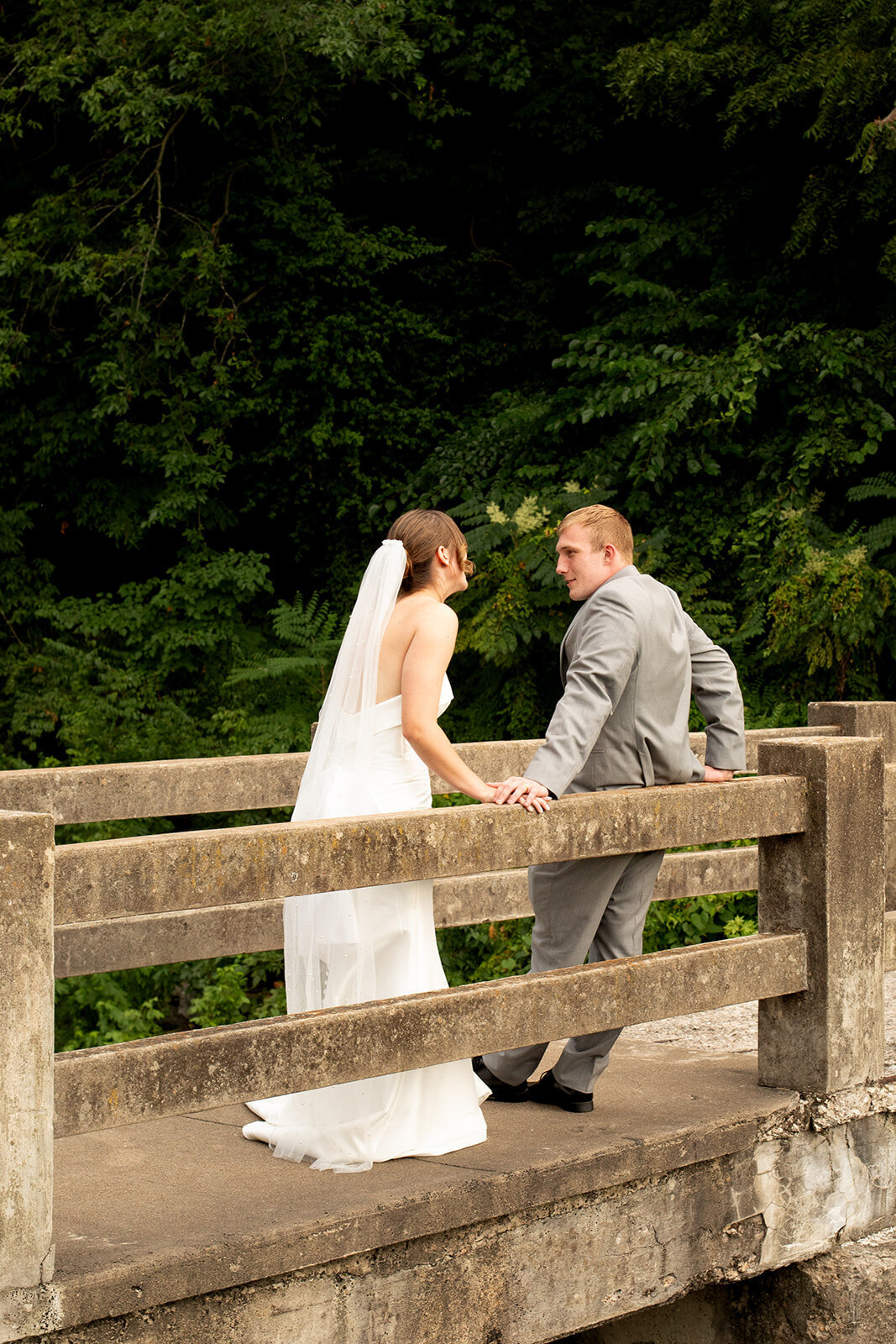 arkansas-wedding-photography-couple-on-bridge