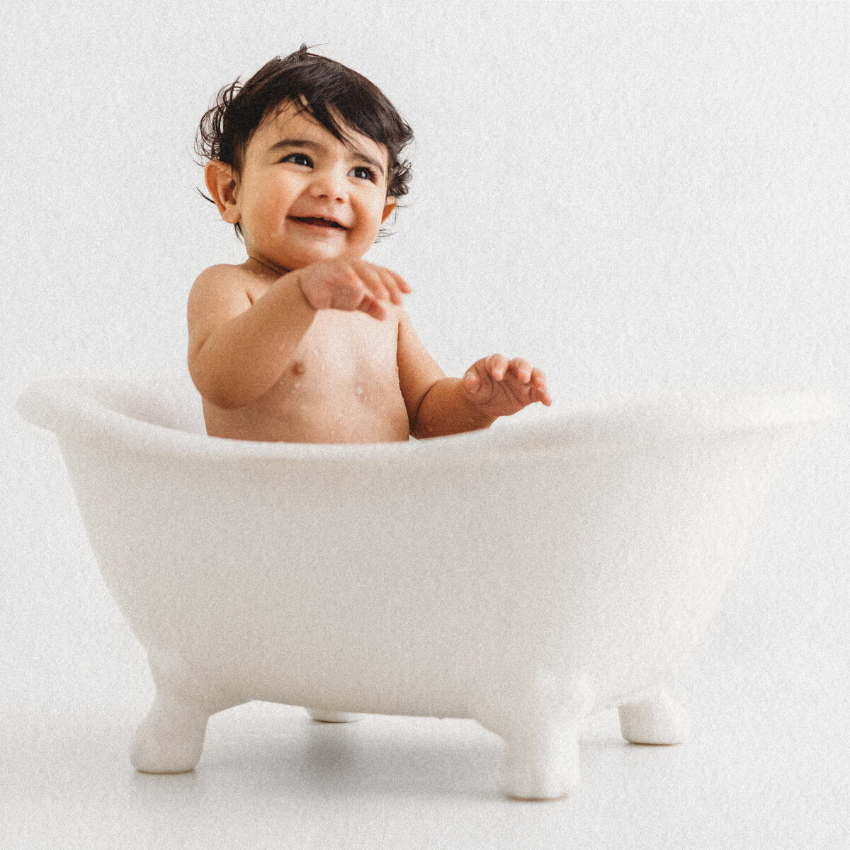 LittleWhitePhotography-Cake-Smash-22