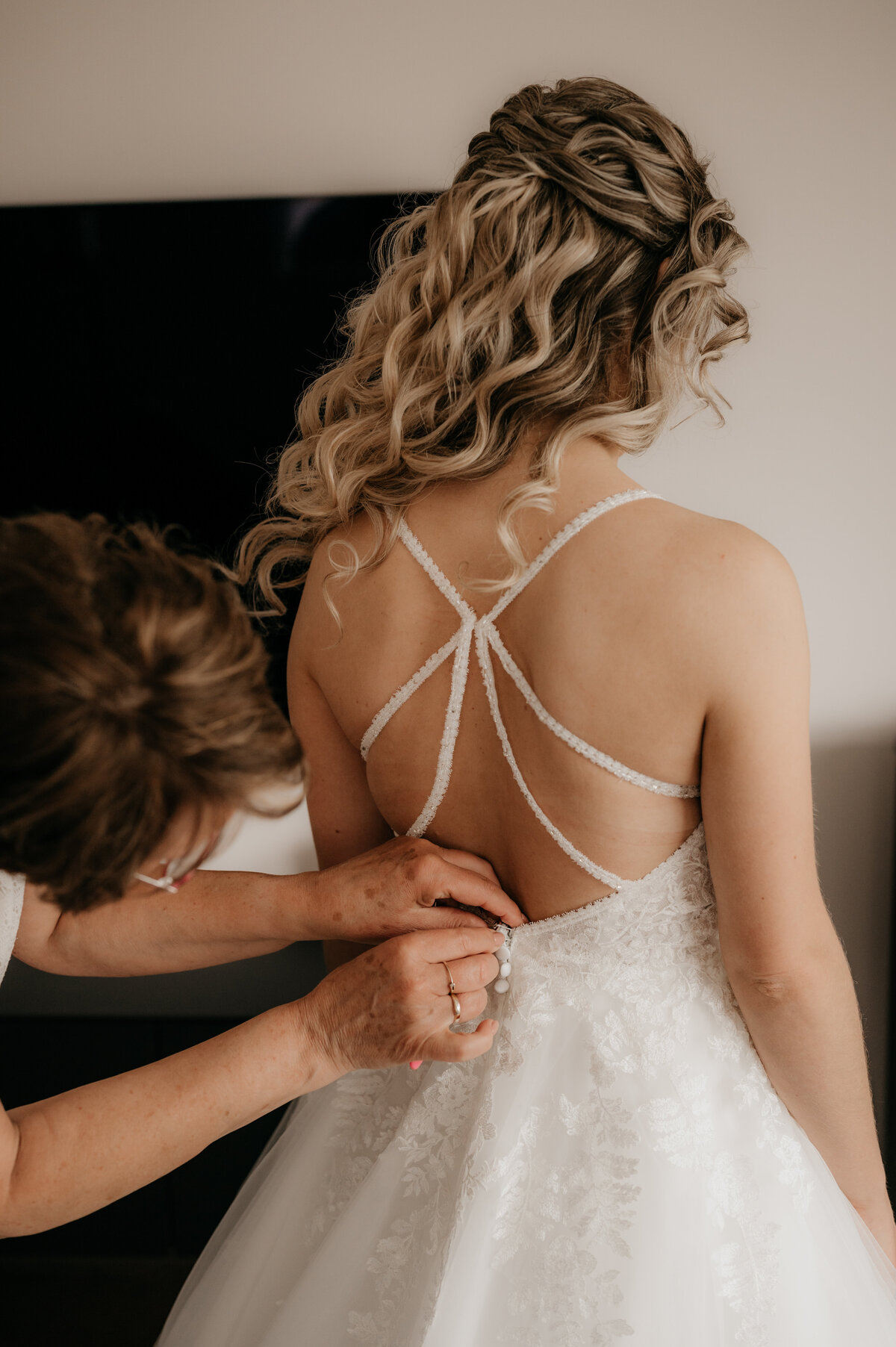 Pure Liefde Fotografie - Jesse & Lotte - Getting ready Lotte-20