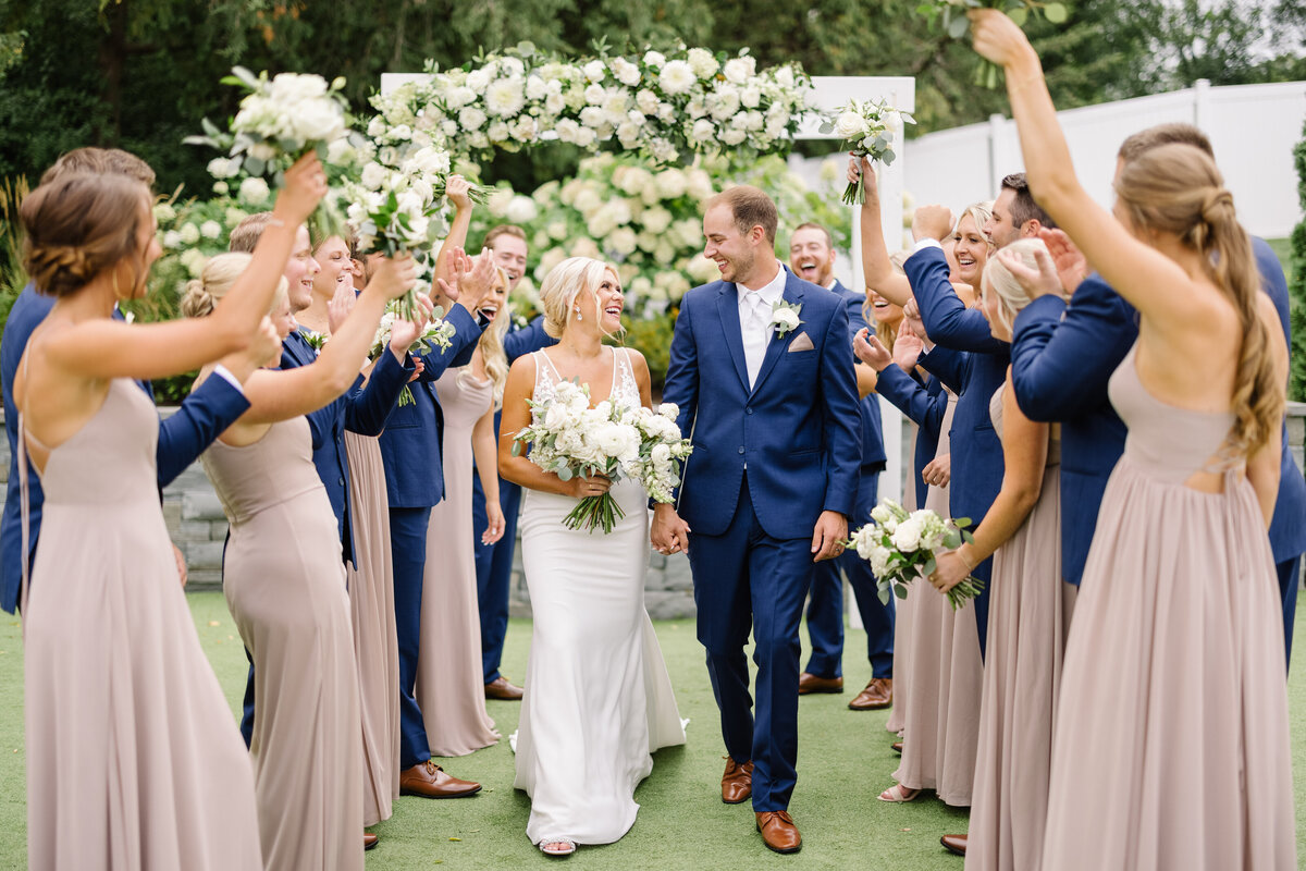 7 Hutton-house-minnesota-wedding-venue-bridal-party-just-married-photographer