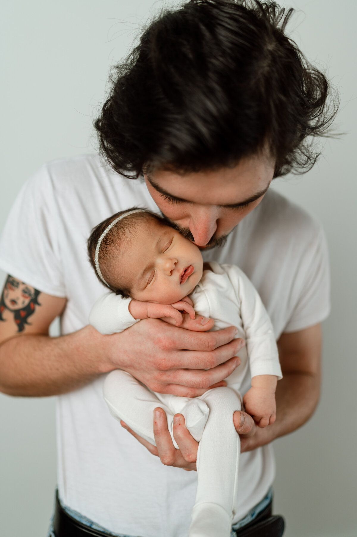 dad and newborn baby girl