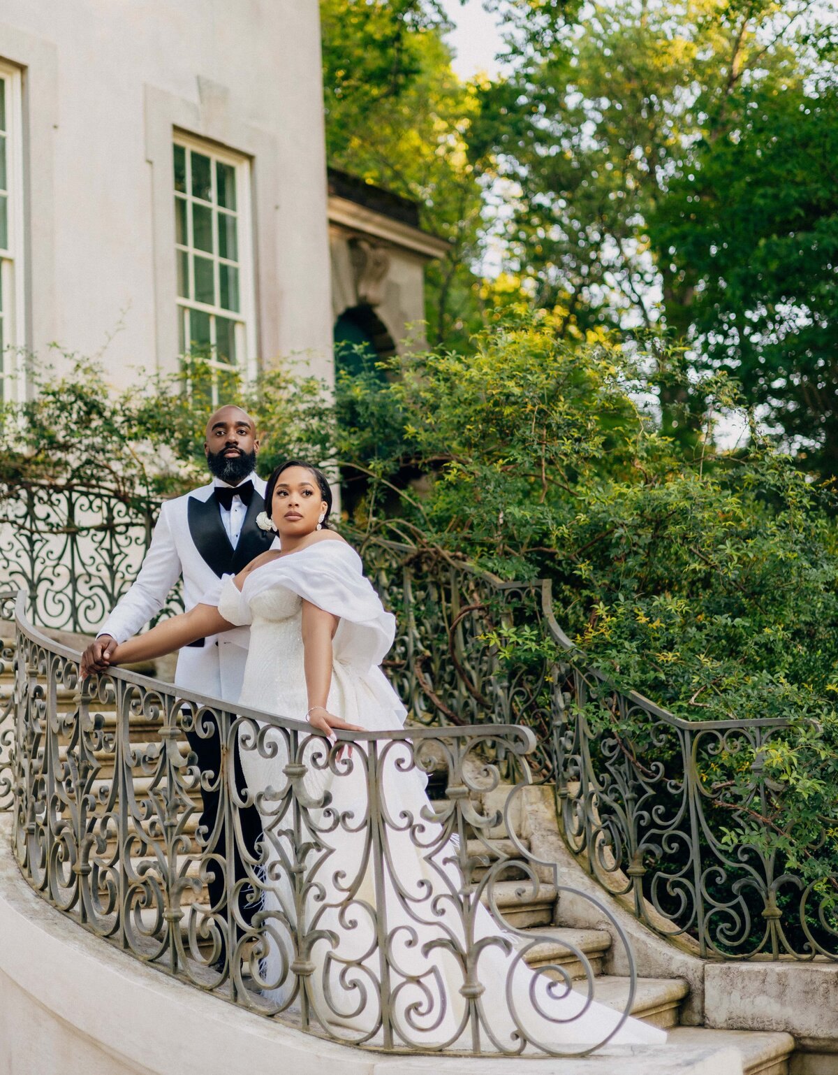 black-couple-portrait-on-the-staircase-of-the-swan-house-atlanta-reem-photography-min