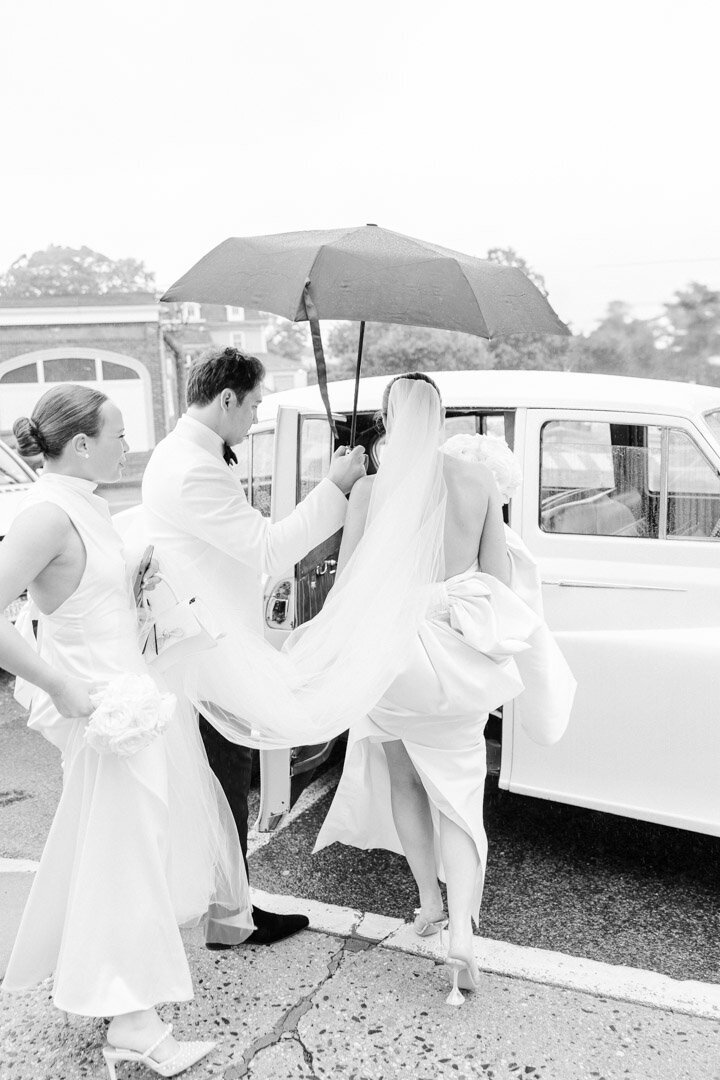 bride-and-groom-limo