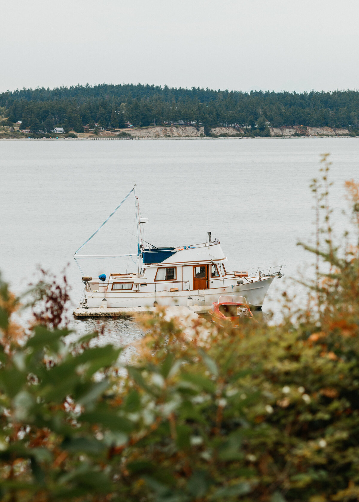 Boat-wedding-venue-Captain-Whidbey-jennifer-moreno-photography-documentary-style-Washington