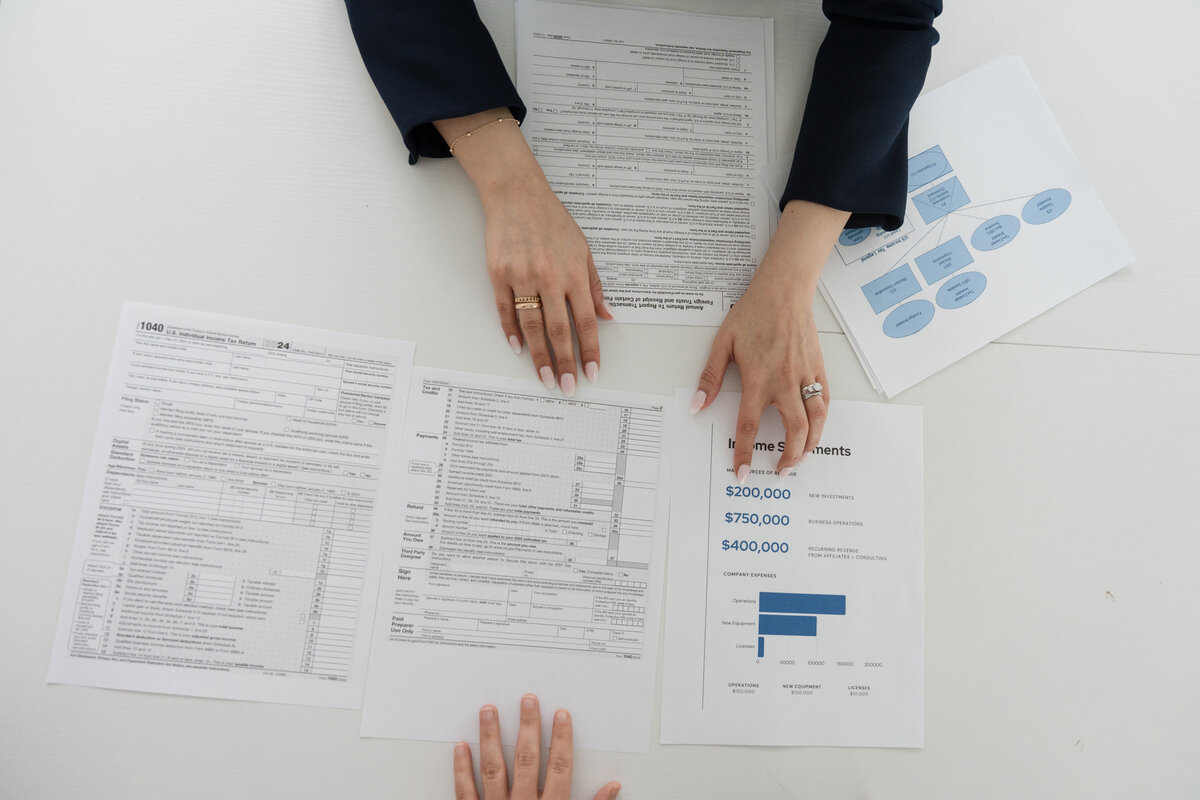 Yellow sticky notes displaying brand keywords for Romo CPA Tax + Advisory, highlighting expert Dallas business tax services for entrepreneurs.