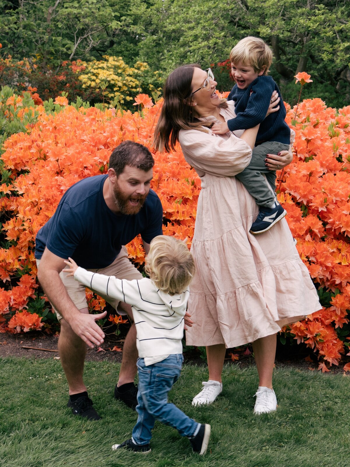 fun-family-session-christchurch-botanic-garden-photos-with-river-10