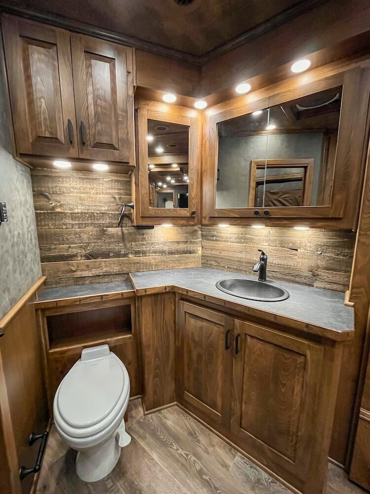 luxury-living-quarter-horse-trailers-trail-boss-conversions-bathrooms-17