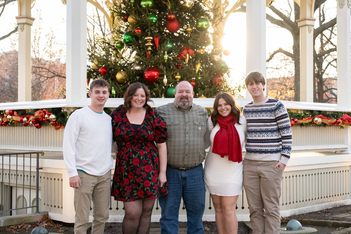 ChristmasFamilyPhotosMedinaOhioPositivelyPortraits-20