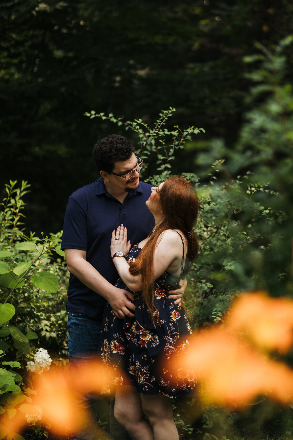 Couple embracing each other during a maternity photo session in Val-des-monts in Gatineau