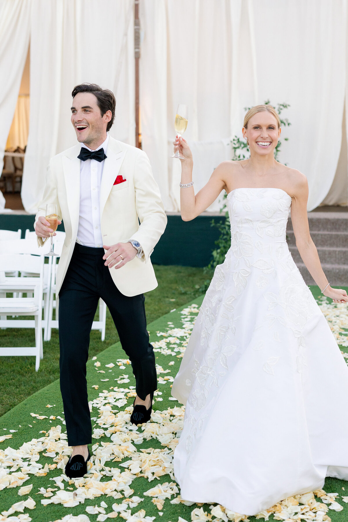 shoreacres-lake-bluff-tent-wedding-by-olivialeigh-77