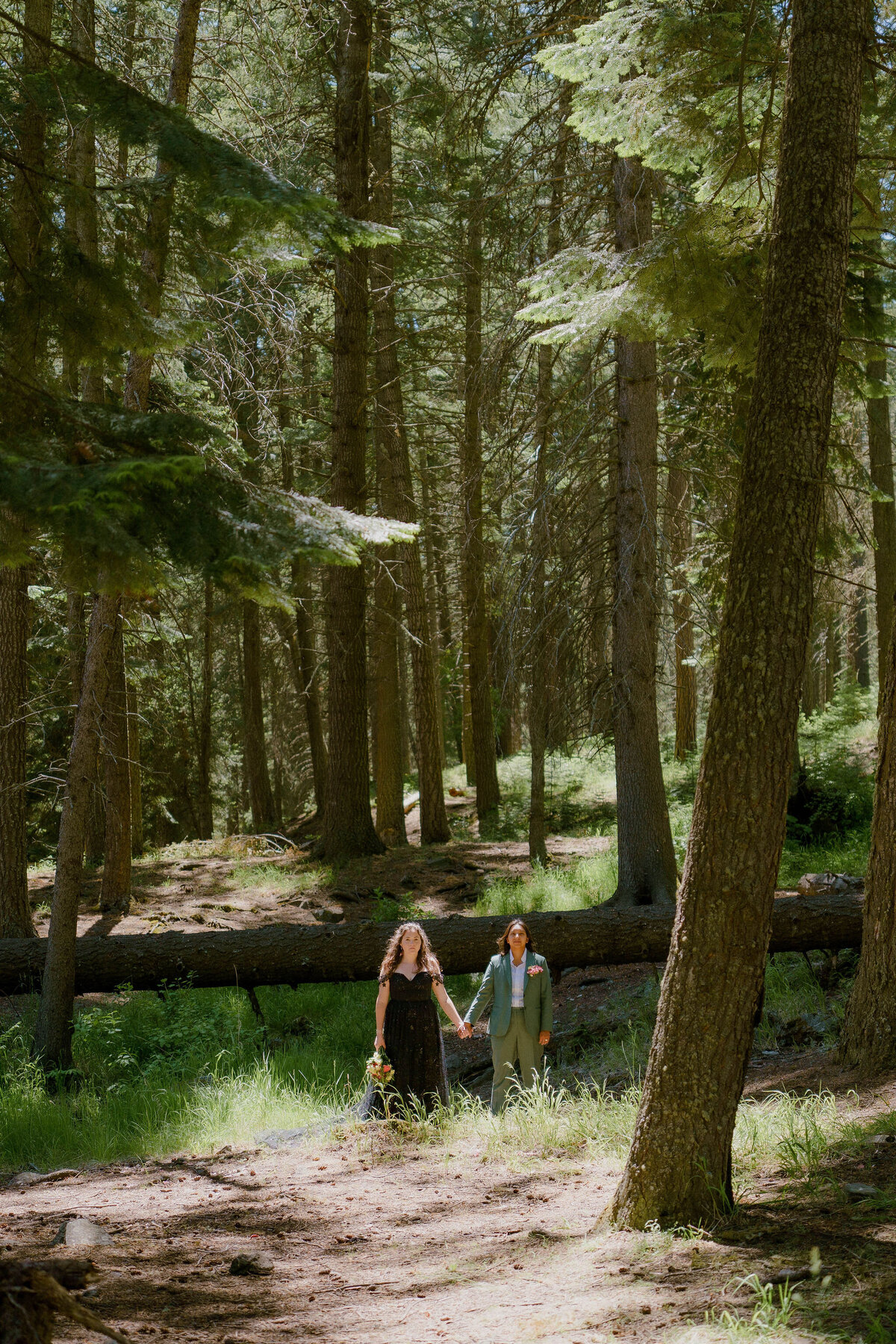 Portraits_Brenda&JanieElopementPhotos_OregonWeddingPhotographer_KuroCreativeHouse-47