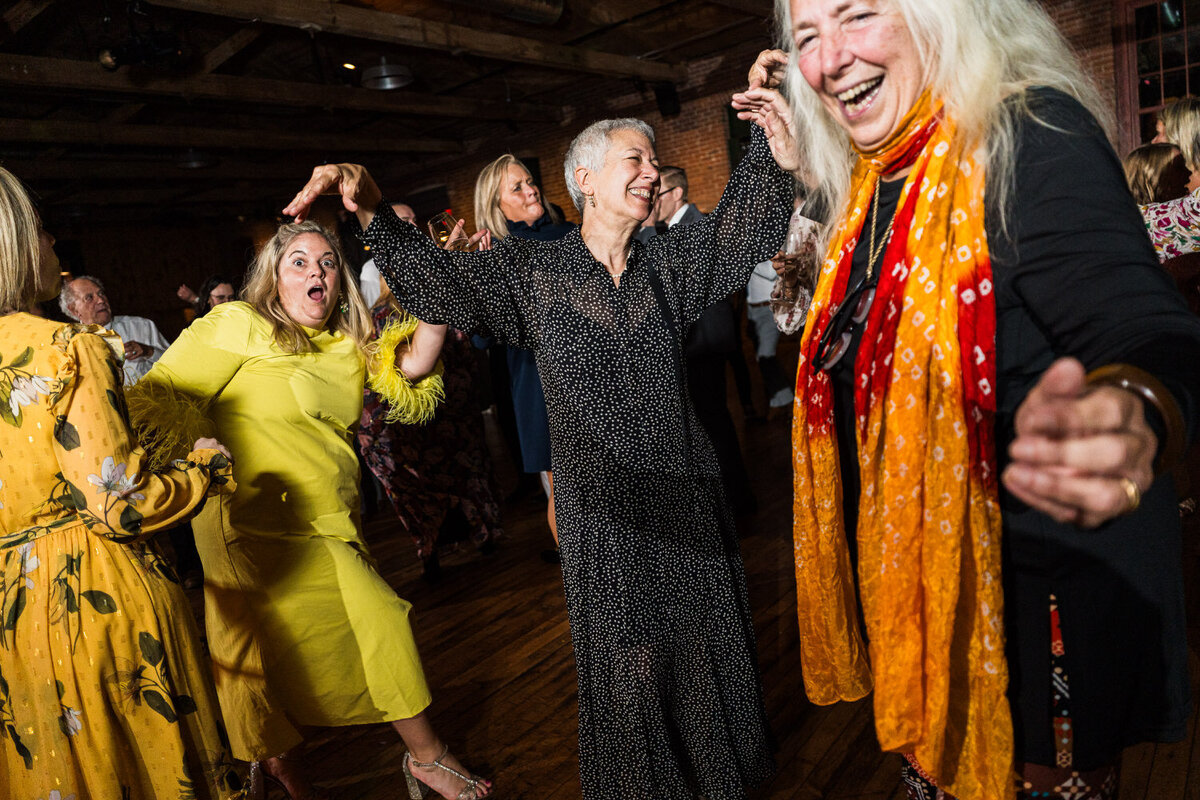 wedding-dancefloor-guests-dancing