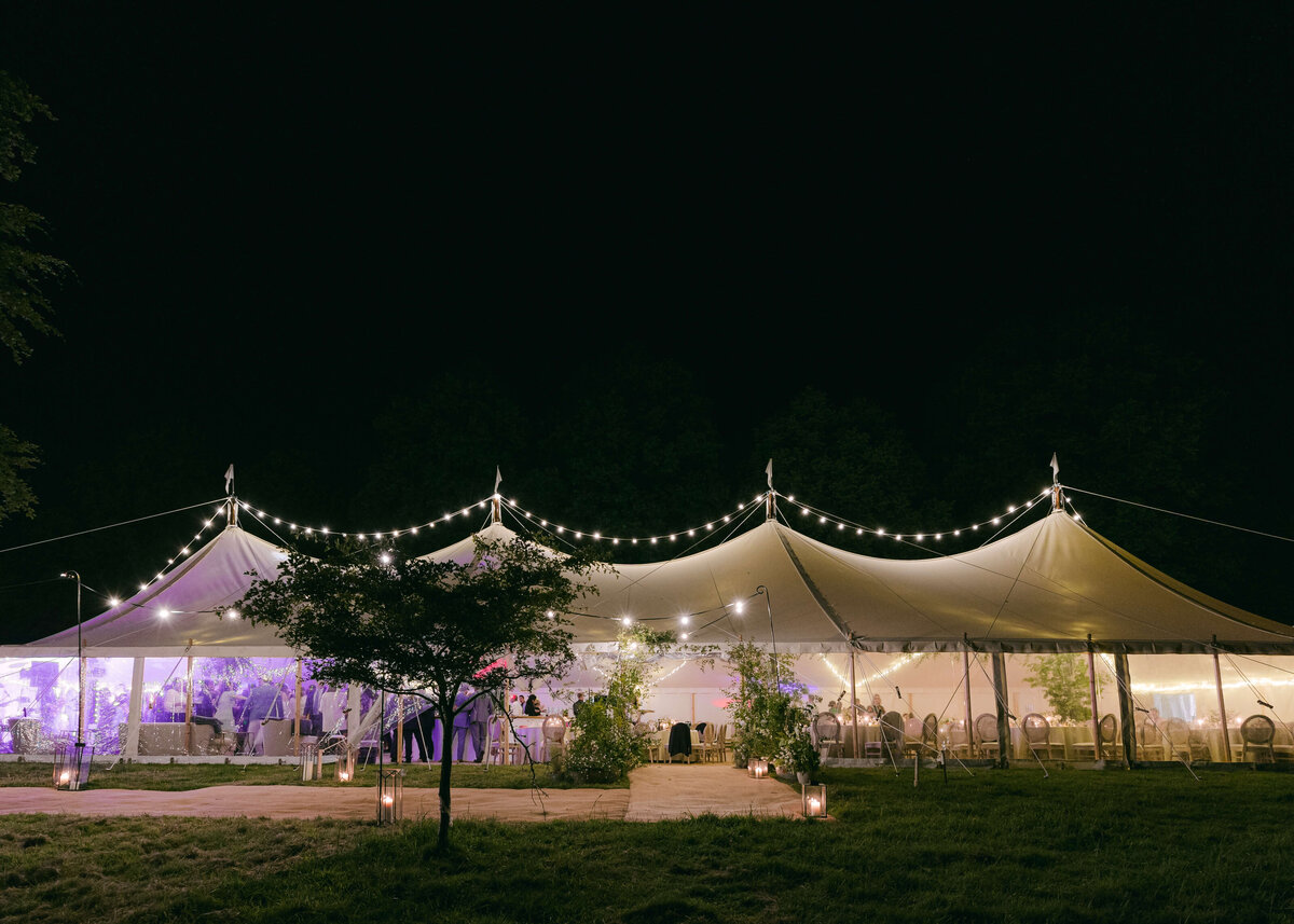 chloe-winstanley-weddings-cotswolds-cornwell-manor-sperry-sailcloth-tent-night