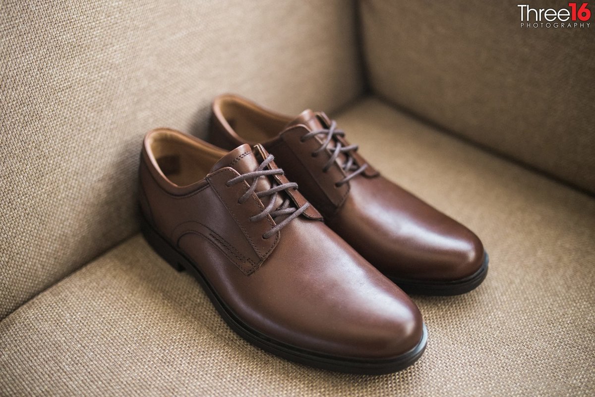 Groom's brown wedding shoes