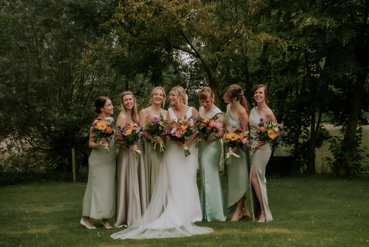 Bruid met bruidsmeisjes
