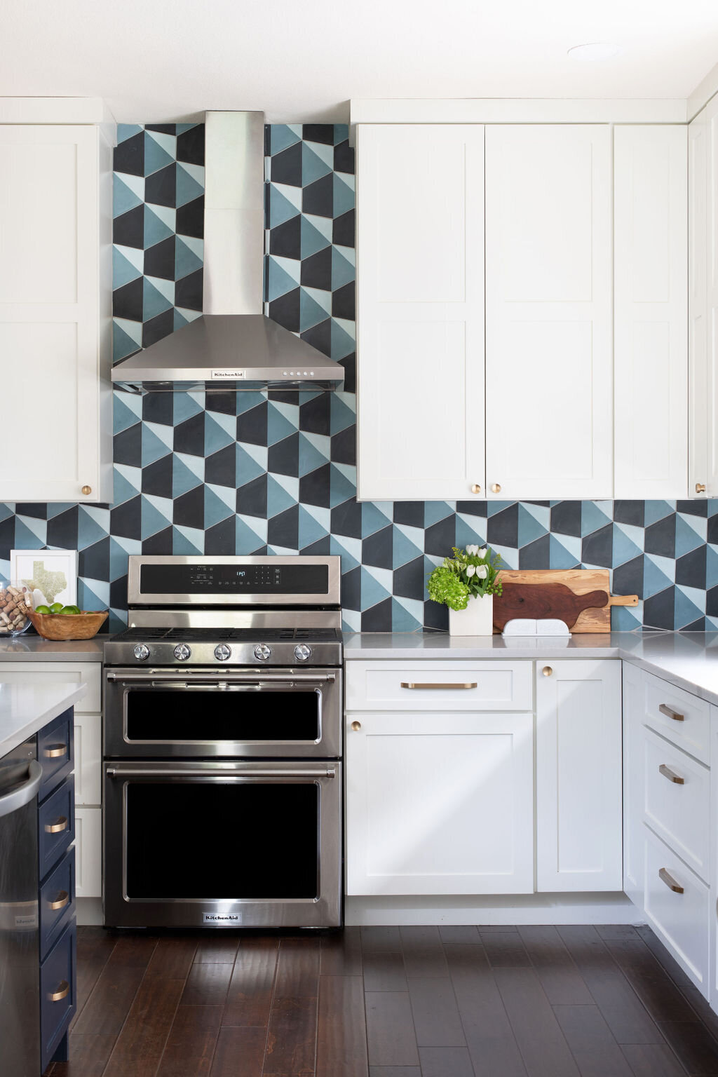 hello-home-austin-contemporary-navy-and-white-kitchen-remodel-patterned-backsplash-dark-wood-floors-14