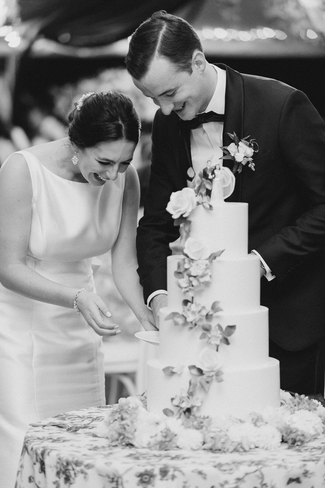 Kate-Murtaugh-Events-Castle-Hill-Inn-wedding-cake-bride-groom
