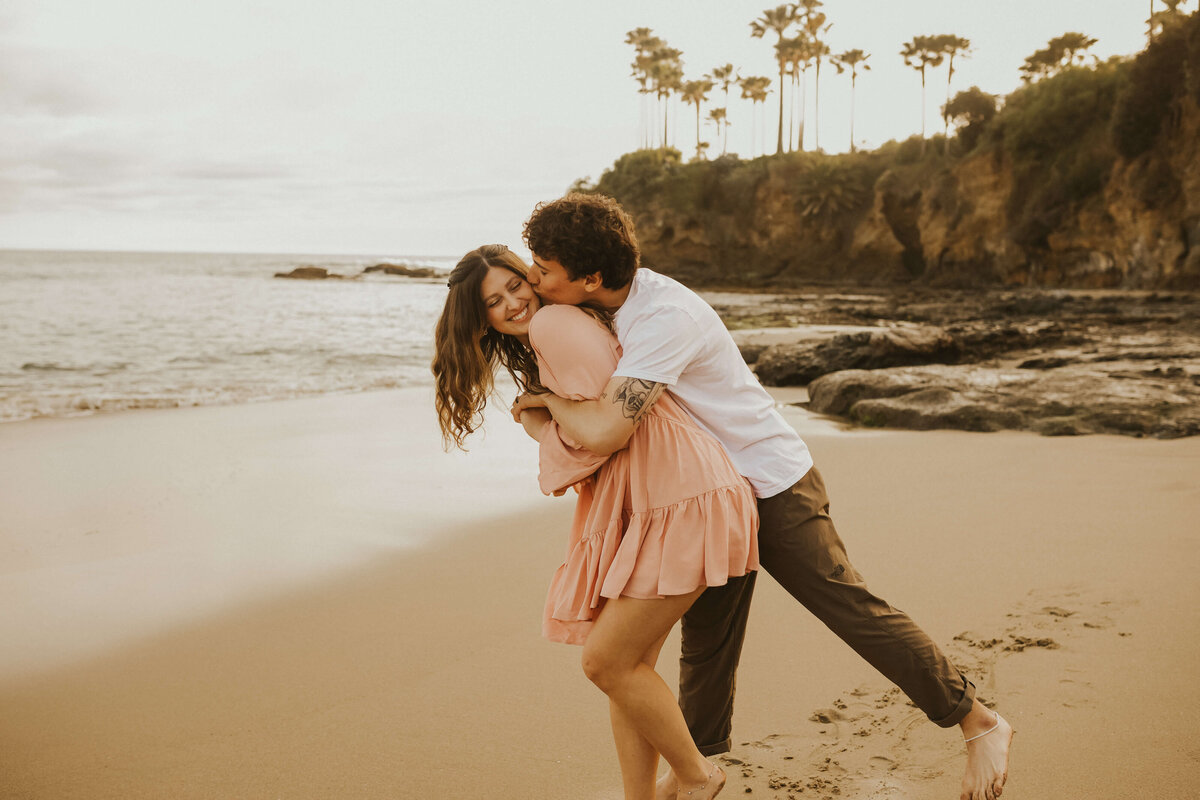 cute-couple-poses-laguna-beach-romannce