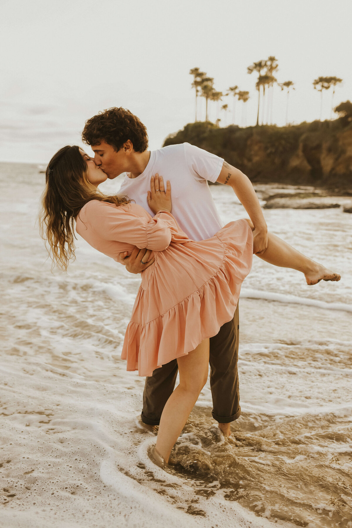 tilt-couple-pose-inspo-beach-photoshoot