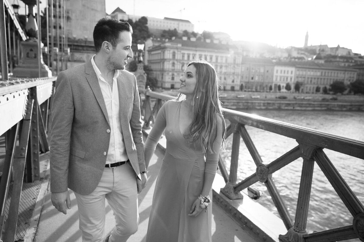 Golden hour engagement photoshoot in Budapest with urban city views – elegant destination photography by Studio Rose