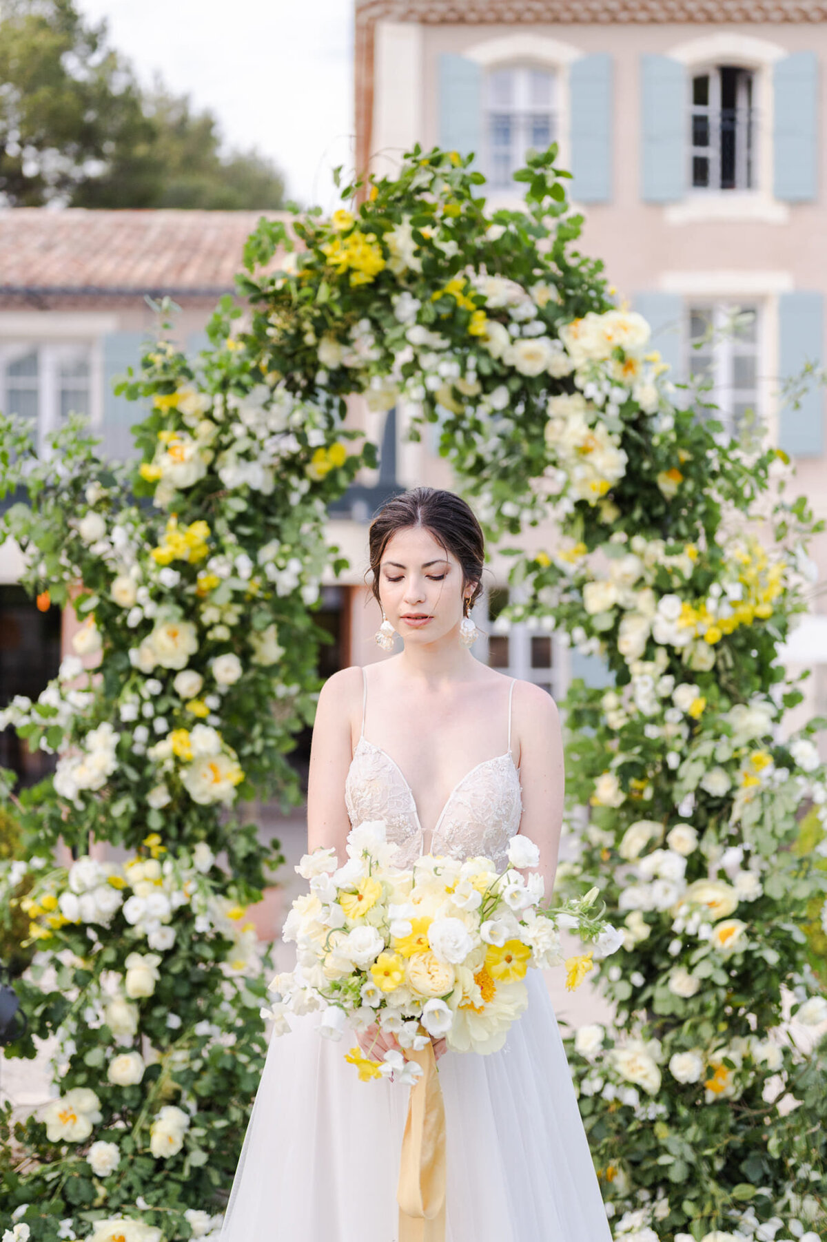 Domaine-Valmouriane-arche-florale-mariée-2