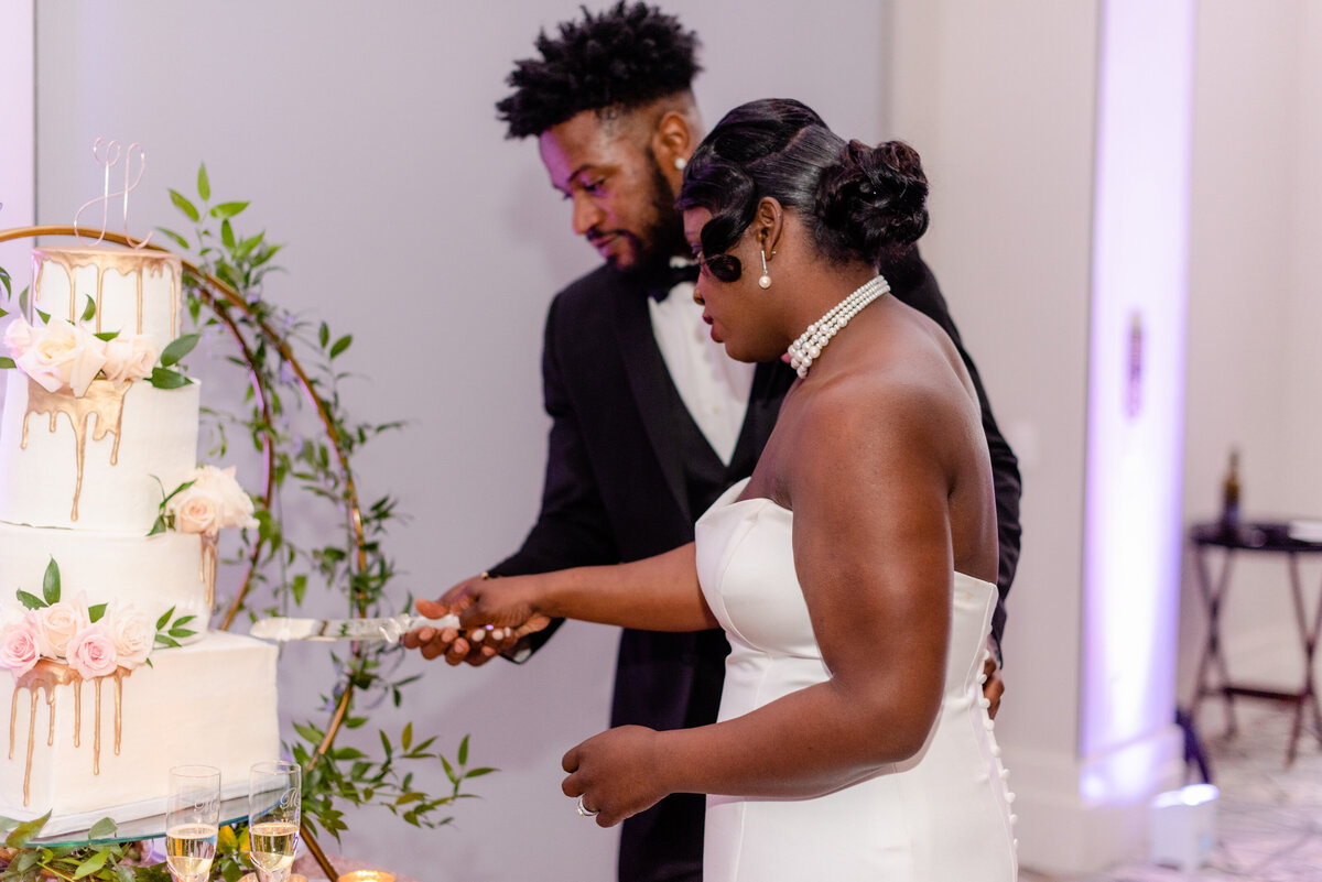 Hotel-at-Avalon-Wedding-skelton-ballroom-cake-cutting