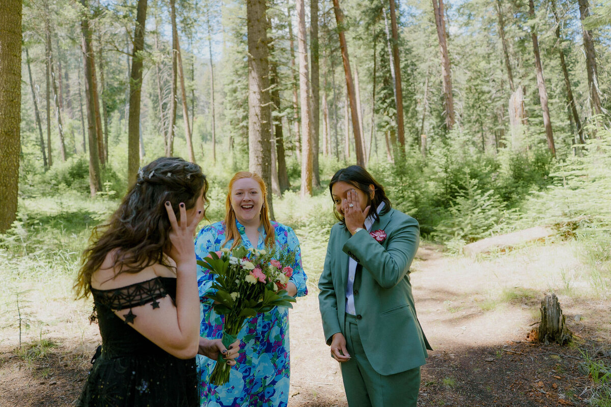 Ceremony_Brenda&JanieElopementPhotos_OregonWeddingPhotographer_KuroCreativeHouse-20