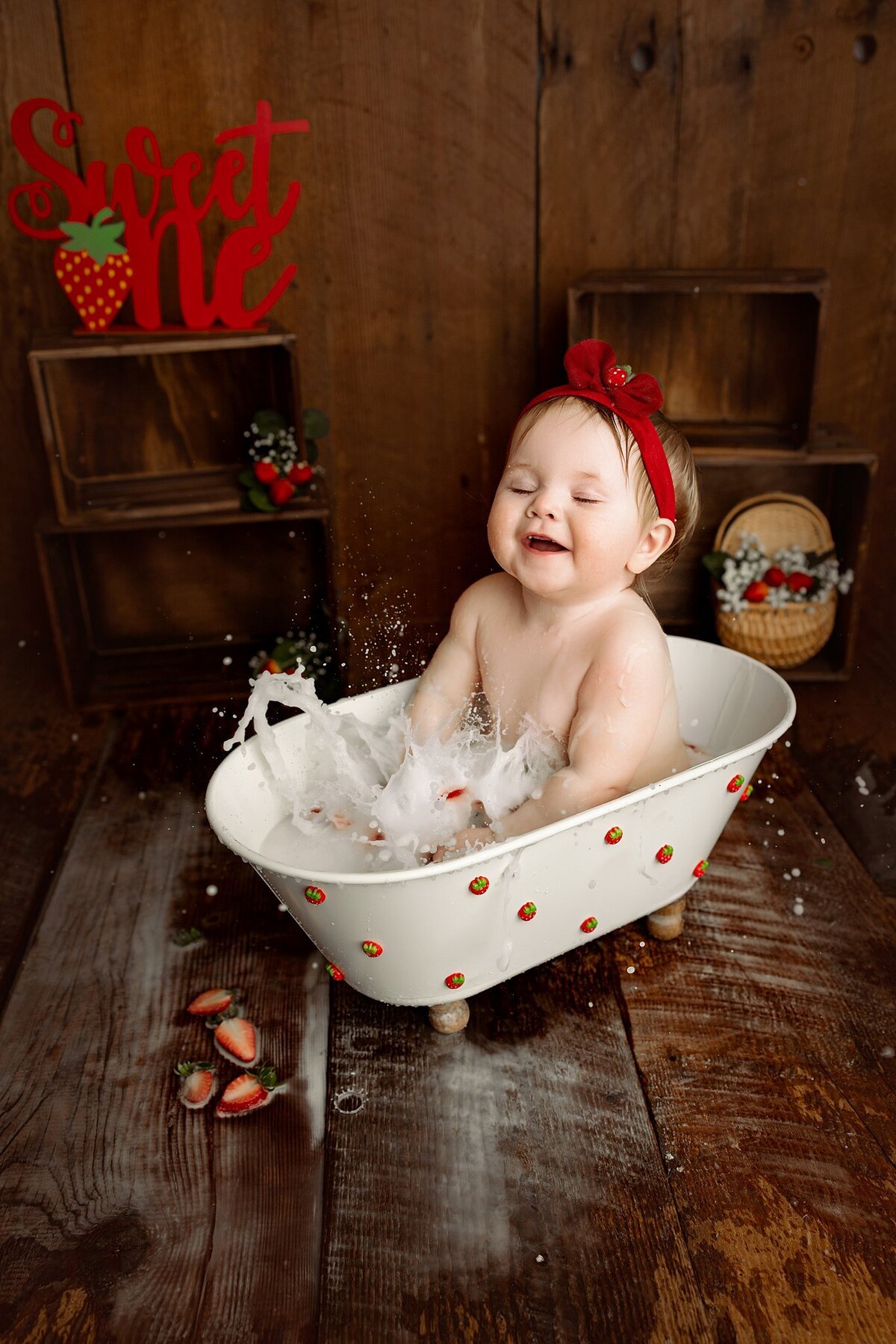 first-birthday-strawberry-splash-bathtub
