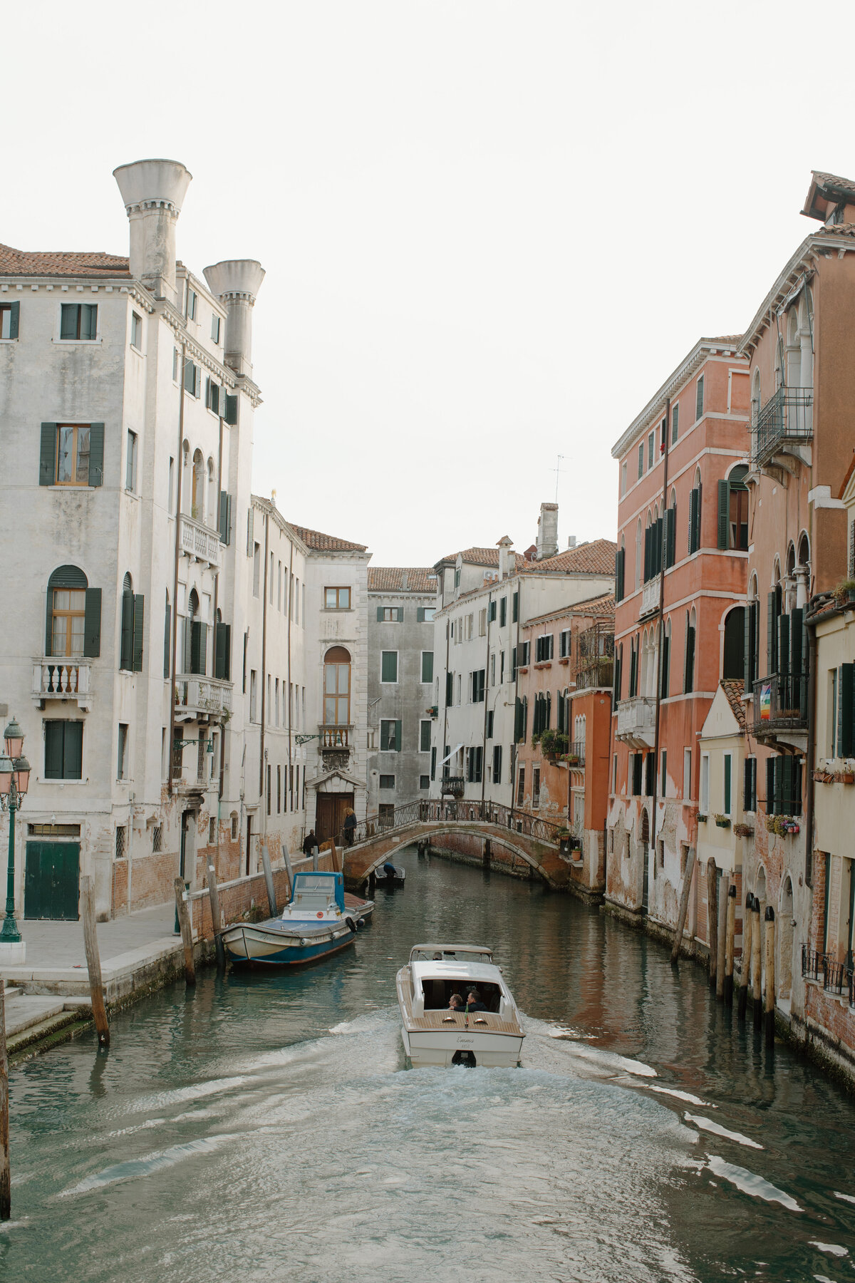 -Documentary-Style-Editorial-Vogue-gondola-Italy-Destination-Wedding-Leah-Gunn-PhotographyDocumentary-Style-Editorial-Vogue-gondola-Italy-Destination-Wedding-Leah-Gunn-Photography-58