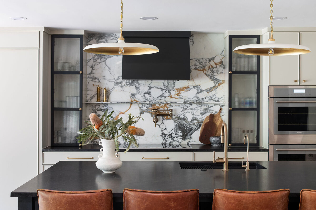 hello-home-modern-kitchen-renovation-marble-backsplash-brass-fixtures-black-island-11