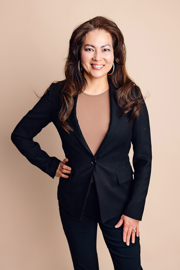 Woman puts hand on hip for her photo session.