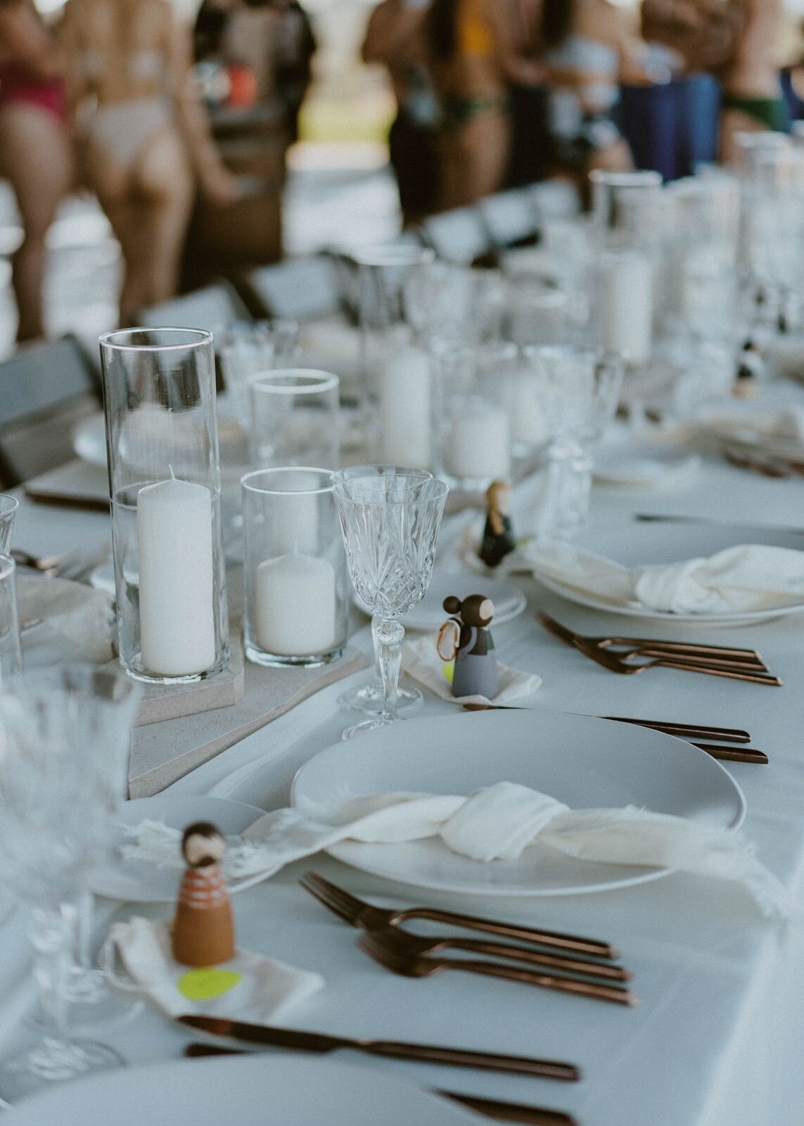 white-candle-tablescape