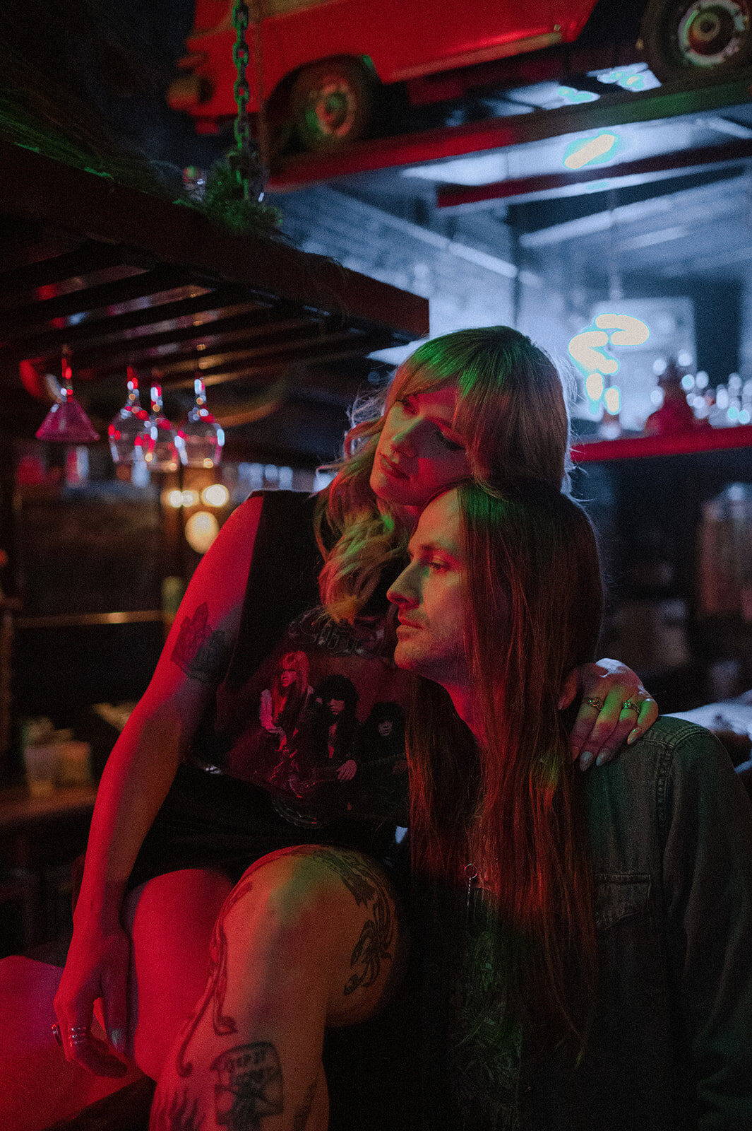 cool-vibe-couple-engagement-bar-jemima-richards-photography