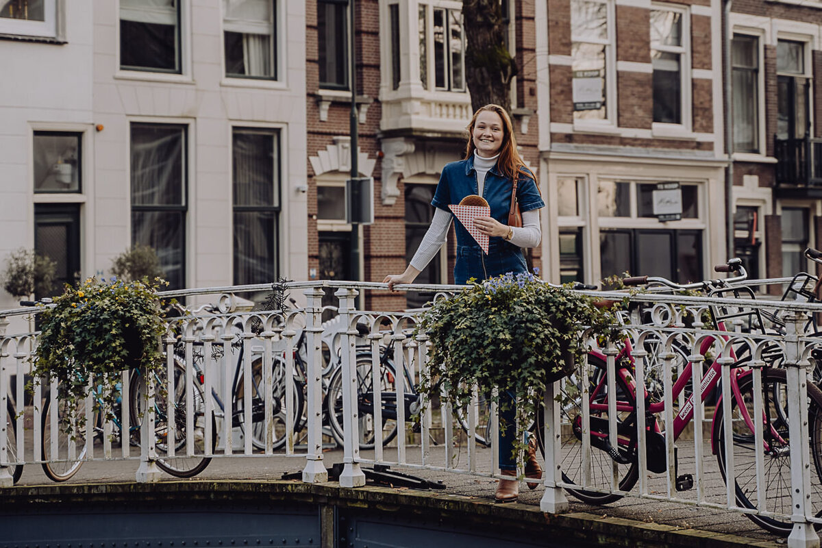 Langs de gracht in Gouda met een verse van Vliet siroopwafel