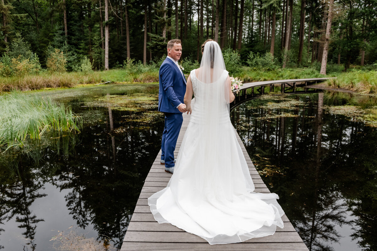 Trouwen in Beetsterzwaag, Wallebos, trouwfotograaf Friesland, bruiloft fotograaf  (27)