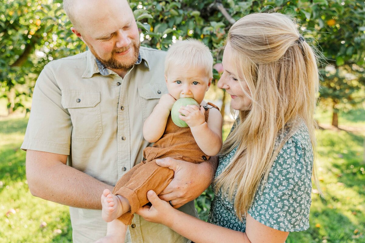 Family_Portraits_Apple_Fall