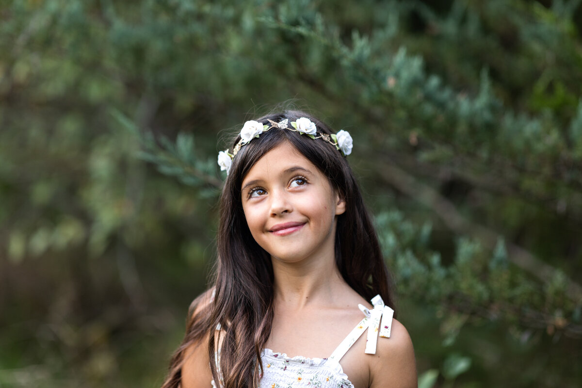 Kansas_City_Family_Photography_pines_girl_with_flowers_portrait-6
