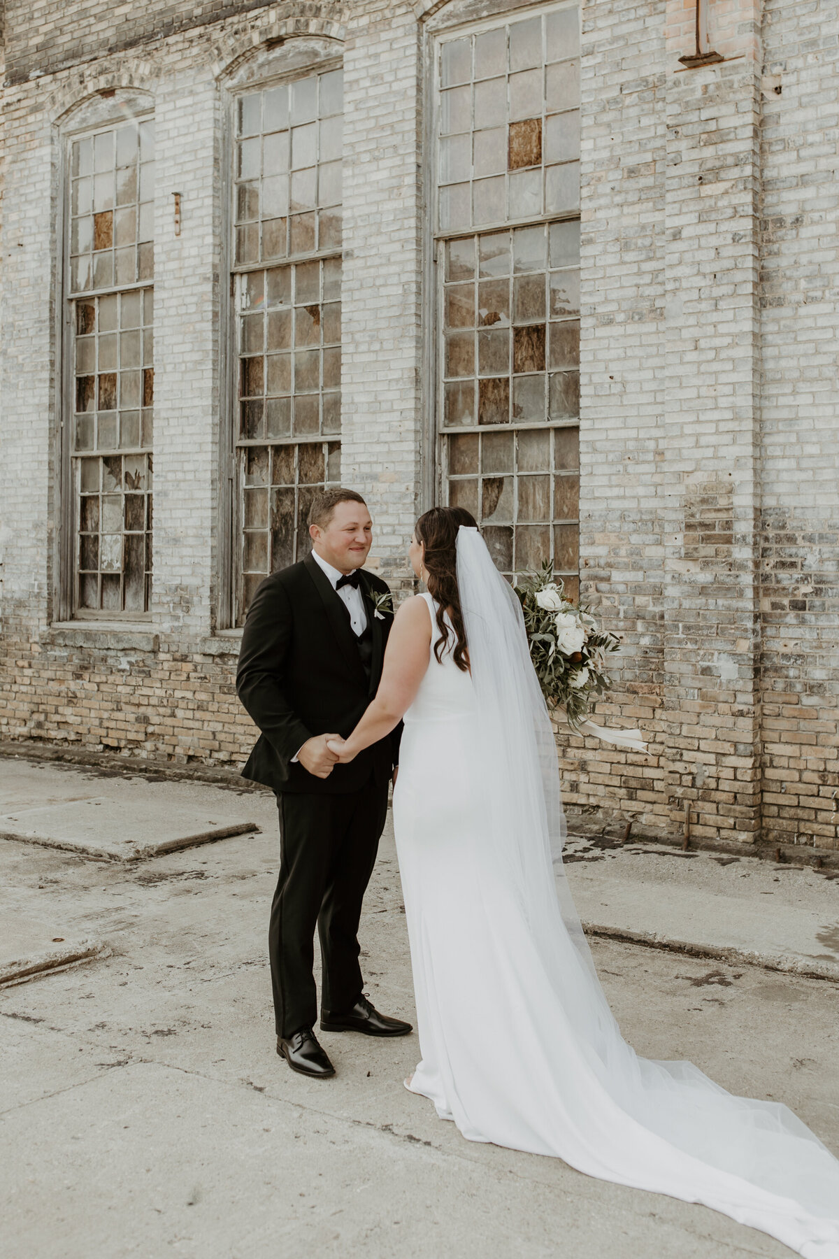 BlacksmithMainWeddingFirstLook|EmmaHaletPhotography2022-6