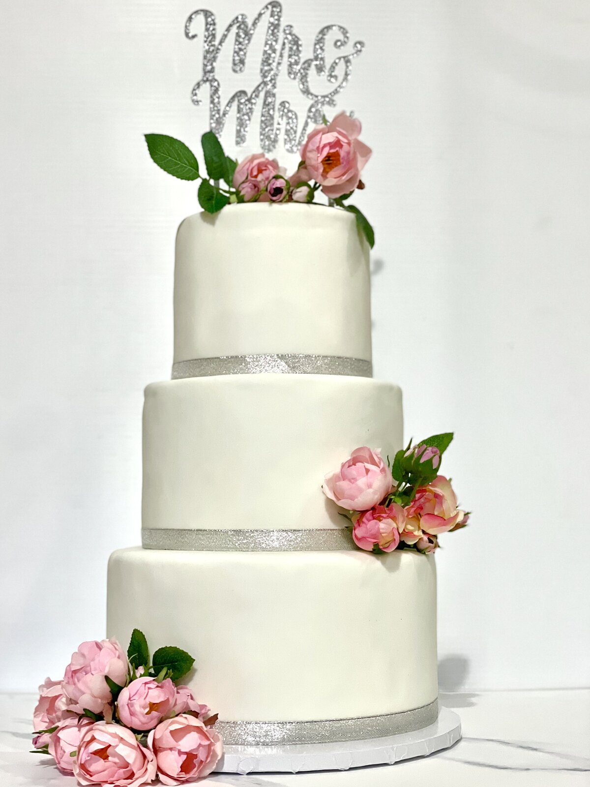 ClassicWeddingCake_PinkRoses_SilverTrim-Treatlane